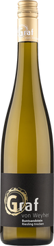 Der Buntsandstein Riesling trocken ist einer unserer vier Premium-Lagenweine. Die sonnenverwöhnte Südwest-Lage kombiniert mit dem sandigen Boden sorgt für seinen einzigartigen Geschmack. Der unverwechselbare Geschmack kommt tatsächlich durch das Gestein. Und dadurch, dass der Wein länger als alle anderen Sorten, nämlich mehrere Monate lang, auf der natürlichen Hefe liegen bleibt. Das sorgt für eine besondere Reife. So wird er in der Sensorik engmaschiger, dichter und sehr harmonisch. Klingt unvorstellbar? Einfach probieren. Denn eine Melodie kann man auch nicht in Worten erklären.