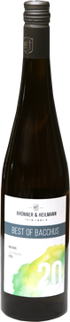 Ein filigraner und großartiger Bacchus. Unverwechselbar
muskatduftend und fruchtig am Gaumen. Erinnert im Nachhall an
frische Trauben sowie Aprikose- und Wachholdernoten.