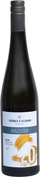 Aus dem „Herzen“ unserer Weinberge, alte Reben handgelesen. Großartiger Riesling mit Finesse und Frucht, der in einem mineralischen
langanhaltenden Abgang verschmilzt. Im Hintergrund gibt es leichte Petrolnoten, beschichtet mit viel Frucht, an Blüten und Mirabelle erinnernd.