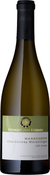 Jahr für Jahr überzeugt dieser Chardonnay mit einem äusserst gekonnten Holzeinsatz. Dabei steht die Frucht und Lagencharakteristik in einer grandiosen Harmonie. Feine, verführerische Aromen nach 			gelben Früchten, Kernobst und edle florale Düfte werden durch dezente Röstaromen ergänzt. Im Glas entwickeln sich diese Aromen kontinuierlich weiter und 			offenbaren bei jedem Schluck eine neue Komplexität. Am Gaumen ist der Wein kraftvoll und enorm belebend. Diese Kraft wirkt niemals plump, sondern viel mehr 			dicht und rassig bis in den mineralischen Abgang.
