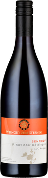 Dieser fruchtige Pinot noir aus dem			Sennhof besitzt ein ausgeprägtes, 
sortentypisches, nach Himbeeren 
erinnerndes und leicht würziges Bouquet. Am Gaumen füllig, ausgewogen und anhaltend, besonders der gute «Grip» im Abgang ist sein Erkennungszeichen.