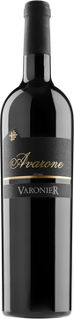 Der Avarone ist unsere Ehrerbietung an den Amarone. Anders als beim Amarone verwenden wir ausschliesslich Diolinoir-Trauben. Diese werden vor dem Keltern sehr stark und lange getrocknet. Dadurch verdichtet und intensiviert sich das Aroma.

Trotz seiner Eigenwilligkeit überzeugt er mit seinem zugänglichen Charakter, hat ein süsses Bouquet und einen hohen Grad an Komplexität.