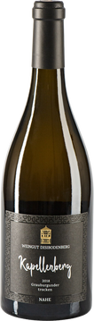 Kleine hochreife Trauben unserer Steillage Kapellenberg bilden die Basis dieses kraftvollen Grauburgunder. Der Ausbau in kleinen Eichenfässern verleiht ihm eine leichte Röstaromatik und einen Hauch Vanille in der Nase. Dieser Wein zeigt sich cremig und körperreich. Aromen von reifem Apfel und Birne umschmeicheln seinen prächtige Fülle.