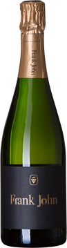 Die Trauben für unseren Sekt stammen aus alten Rieslinganlagen
und werden mittels Ganztraubenpressung und langer
Reifung in Holzfässern ausgebaut. Die Versektung der
Grundweine erfolgt nach der klassischen traditionellen Methode
mit einem langen Hefelager von 36 Monate, welches
unserem Sekt seine filigranen Rieslingaromen verleiht.
Bedingt durch diese klassische Ausbaumethode erhalten
unsere Sekte stets eine feine Perlage, die die nuancenreiche
Mineralität perfekt unterstreicht. Durch das lange Hefelager
wird die typische Rieslingsäure harmonsich eingebunden
und ergibt einen Schaumwein auf höchster Qualitätsstufe.