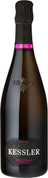 KESSLER ROSÉ RÉSERVE VINTAGE 2015 extra brut ist ein perlmuttrosé-farbener Jahrgangssekt, der Sie zum Aperitif und zu herzhaften Speisen begeistern wird. Wie alle Jahrgangssekte von KESSLER reift auch er in den mittelalterlichen Gewölbekellern des Kessler-Hauses und wird von Hand gerüttelt. Dieser Rosé-Jahrgangssekt wird hergestellt wie einst von Herrn von Kessler selbst nach der traditionellen Methode und hat eine Hefelagerzeit von rund 36 Monaten,
