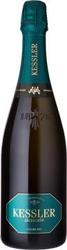 KESSLER Jägergrün ist ein Kraftpaket – gekeltert aus deutschem Riesling, dem König der weißen Rebsorten. Der charaktervolle, in der Flasche gereifte Brut-Sekt überzeugt durch eine klare Linie, feine Fruchtaromen und seine geschmackliche Komplexität. Er wird mit einer Reifezeit von rund 20 Monaten und nach der traditionellen Methode in sorgfältiger Handarbeit her gestellt. Württembergische Rieslinge prägten schon immer den Stil der Marke KESSLER.