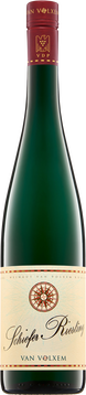 JEDES GLAS DIESES TÄNZELNDEN RIESLINGS VERSPRÜHT SCHIERE LUST BEIM GENUSS. DER VERZAUBERNDE 
MINERALEXTRAKT DEMONSTRIERT DIE TUGENDEN DER SAAR: EIN FRÜH TRINKBARER WEIN VON EHER JÜNGEREN 
BIS ZU 30 JAHRE ALTEN REBEN, DER DIE STRAHLENDE MINERALITÄT DES SCHIEFERS DEFINIERT UND MIT EINER 
ANIMIERENDEN, REIFEN SÄURE VERBINDET. EIN WEIN, DER DURCH MODERATEN ALKOHOL, VERFÜHRERISCHE 
FRUCHT UND EINEN GERADEZU NICHT ENDEN WOLLENDEN TRINKFLUSS ZUM FRÖHLICHEN ZECHEN VERLEITET.
BEI ALLER FINESSE ENTFALTET DER SCHIEFER RIESLING IM MUND NEBEN DEN MINERALISCHEN KOMPONENTEN 
AUCH AROMEN VON QUITTE, MARILLEN, REINECLAUDEN UND ERINNERT IN SEINER TEXTUR AN EINEN REIFEN 
SAUVIGNON BLANC. HERRLICH ZU SOMMERLICH LEICHTER KÜCHE. EIN REFERENZRIESLING DER SAAR:
AUTHENTISCH, MINERALISCH, RASSIG, STRAHLEND-PRÄZISE!