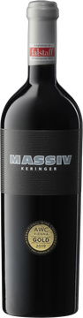 die völlig ausgereiften Beeren manifestieren sich schon in der Nase, ungemein präsent; Powidl mit Orangenzesten, Kakao und dunkle Schokolade; saftig mit enormer Substanz, dicht verwobenes Tannin, mächtiger Druck, extraktsüß mit stützendem Mittelteil, geleeartiges samtiges Mundgefühl; ein Hauch Grafit im röstintensiven, verspielten Abgang
