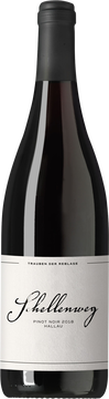 Die Reblage Schellenweg befindet sich an bester Lage in Hallau, im Herzen des Blauburgunderlandes. Dieser reine Pinot Noir wurde zwölf Monate in französischen Barriques ausgebaut und gelangte dort zur Vollendung.

Etwas undurchdringlich, wild im Ansatz. Blumige Aromen, etwas Beeren, süsser reifer Apfel, dezent rauchig und speckig. Würzigkeit mit Nuancen von Lorbeer, Salbei und Lakritze.