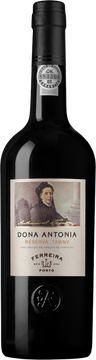 Porto Ferreira Dona Antónia Tawny ist ein Premium-Reserve-Rotwein aus Porto, der kreiert wurde, um das Andenken an die charismatische Dame - Dona Antónia Adelaide Ferreira - zu feiern, die das Unternehmen im 19. als führende Qualitätswinzer und Nummer eins in Portugal.

Aussehen : hat eine schöne rote Farbe mit intensiven gelbbraunen Nuancen, die an die langsame Reifung im Holz erinnern.

Aroma : intensiv und reich mit Noten von sehr reifen Früchten (Pflaume, Aprikose und Marmelade) und blumigen Noten. Komplex, seine würzigen und nussigen Noten stammen aus der Entwicklung des Eichenholzes durch Oxidation.

Geschmack : ein vollmundiger und geschmacksreicher Wein, sehr gut ausbalanciert, der Eleganz mit einem zarten und dennoch anhaltenden Abgang verbindet.

Servieren : Porto Ferreira Dona Antónia Reserva Tawny ist trinkfertig und wird bei längerer Aufbewahrung nicht besser. Zwischen 12°C-16°C servieren. Nach dem Öffnen ist kein Dekantieren erforderlich und die Geschmacksnoten bleiben etwa 2 Monate frisch.

Spe