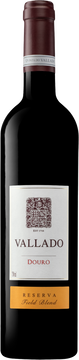 Quinta do Vallado wurde 1716 gegründet und ist eines der ältesten und berühmtesten Anwesen im Douro-Tal.

Es liegt am Ufer des Corgo, einem Nebenfluss des Douro, direkt an seiner Mündung und in der Nähe der Stadt Peso da Régua.

Es gehörte der legendären Dona Antónia Adelaide Ferreira und ist bis heute in den Händen ihrer Nachkommen.

Aroma : Sehr konzentriert, mit balsamischen Eichennoten, Feigen- und schwarzen Pflaumenaromen, Tabak.

Geschmack : Vollmundig, fest, reife und seidige Tannine. Mineralische Noten und ein sehr eleganter, anhaltender und komplexer Abgang.