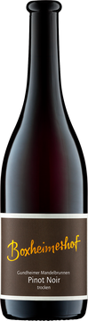 Der südliche Wonnegau in der Weinregion Rheinhessen ist seit jeher ein von der Sonne verwöhntes Gebiet. Perfekt für Weinliebhaber, denn hier wachsen Rebsorten, die in den übrigen deutschen Weinanbaugebieten nicht ausreifen.

Die älteste und anspruchsvollste Kulturrebe ist der Spätburgunder, der nur mit viel Hingabe, Wissen, Geduld und Zeit im französischen Barriquefass heranreift. Die Trauben wurden auf penible Weise handverlesen, daraufhin durften sie für etwa sieben Wochen auf der Maische gären.

Der Jahrgang 2015 des Pinot Noir war eine intensive Weinlese mit kleinen Mengen, dafür allerdings mit einer herausragenden Qualität. Dieser Wein hat alles, was einen hervorragenden Spätburgunder auszeichnet: Eine zarte und dunkle Beerenfrucht sowie feinwürzige Mokkaaromen vom Holz, ein einzigartiger Genuss!