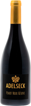 Spitzen Pinot Noir im Appassimento-Stil, gewachsen auf Devon Schiefer. Die roten, reifen Fruchtaromen erinnern an Kirschen, Kräuter, Nelken und Pfeffer