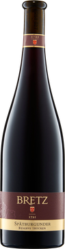 Dieser Wein der edlen Rotweinrebe ist das Ergebnis eines sehr sonnigen Herbstes. Nachdem wir im Sommer einen Teil der unreifen Trauben herausgeschnitten haben, konnten die am Rebstock verbliebenen Früchte, die wir extra spät ernteten, ihre endgültige Reife erreichen. Das macht diesen Wein zu einer Rotweinspezialität für Genießer mit dem Duft nach Waldbeeren. Die natürlichen Aromen erinnern etwas an Mandeln und reife Früchte.