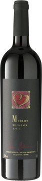 DEGUSTATIONSBEFUND VON NADIA MATHIER
Mein Merlot zeigt sich in einer dunklen Robe mit violetten
Reflexen. Unserer Erntebeschränkung verdanken wir das
ansehnliche, konzentrierte Bouquet geprägt von Aromen reifer
Früchte, Gewürzen und Holunder. Ein Anflug von Eichenrinde
erinnert an den ausgedehnten Ausbau im Barrique ohne
dabei die Charakteristik der Sorte zu beeinträchtigen. Die
Tannine sind bereits gut eingebunden und erfüllen samtig den
Gaumen. Der Abgang ist anhaltend und bereits vornehmlich
abgerundet.