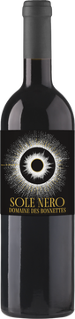 Sole Nero besteht aus Merlot, Gamaret und Pinot Noir. Diese Rote fruchtige und komplexe Cuvée enthält ganz weiche Tannine. Sie passt ideal zu weissem oder rotem Fleisch.