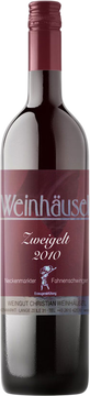 Die allgemein beliebte österreichische Weinsorte des Weingebietes hat auch vor vielen Jahren ihre wohlbekannten Tugenden gezeigt. Der aus dem Blaufränkischen veredelte Zweigelt erobert mit seiner rubinroten, lila Farbe, seinen unbeschwerten Früchten, harmonischen Säuren alle WeinkennerInnen, der/die auf reifere Tropfen des Hauses Weinhäusel neugirig ist.