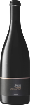 Ausgesprochen intensive Aromatik nach Veilchen, Cassis, roten Früchten und der typischen Cabernet-Note. Weich im Gaumen, in- tensiv im Abgang mit kräftigen Tanninen. Langer Nachgeschmack mit eher dezenter Barriquepräsenz.