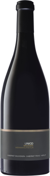 Eigentlich ein klassischer Bordeaux-Blend. Konzentrierte reife Rot- frucht, dazu dezent die typisch grünliche Note von schwarzer Johan- nisbeere und Paprika (Pyrazine). Die Barrique-Noten sind eher im Hintergrund und gut mit der Frucht intgegriert. Der Gaumen ist voll, breit, kräftig und ausgewogen.