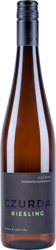 Er ist kein Welschriesling. Und auch kein typischer trockener Riesling, wie man ihn in Ungarn kennt. Er ist eben etwas ganz Besonderes: ein CZURDA Riesling.

 

Seine Farbe ist strohgelb. Sein Geschmack einzigartig. Eine elegante Mischung aus reifen Früchten, wie Aprikose, weisser Pfirsich, Ananas, Mango und Limette mit einer angenehmen Mineralität. Der CZURDA Riesling bietet eine frische, elegante, leichte und geradlinige Aromawelt – ohne Schnickschnack und mit vollmundigen, eleganten und sauberen Fruchtgeschmäckern. Seine Süsse wird durch eine schöne Säurestruktur perfekt ausbalanciert und macht ihn so zu einem erfrischenden, einzigartigen Wein mit einem langen Abgang.

 

Der Jahrgang 2019 ist die erste richtige Abfüllung in der Geschichte dieses kleinen Weingartens in Győrszemere. 1080 Flaschen wurden bisher hergestellt, doch viele weitere werden folgen. Das Anbaugebiet dieses einzigartigen Rieslings befindet sich in der Nähe von Pannonhalma. Einer Region, die aufgrund des dort ansässigen Benediktinerklos