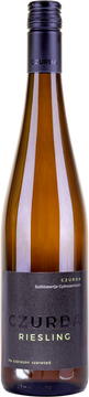 Durch die Begeisterung einiger Weinexperten inspiriert, welche unseren CZURDA Riesling – Süsse Versuchung probiert hatten, haben wir einen Versuch unternommen und ein paar wenige Flaschen trockenen Riesling hergestellt – ganz und gar im vertrauten Stil. Das Resultat hat uns mehr als überrascht. OK, das hier ist jetzt Eigenlob, aber das Resultat des Experiments hat uns umgehauen – er ist fantastisch!

​

Die Geschmacksknospen werden verwöhnt durch eine Köstlichkeit aus Honig, reifen Pfirsichen, Akazienblüten und einem Hauch von Thymian. Die Säure sitzt perfekt und unterstützt die Vielschichtigkeit und Komplexität der Aromen, gepaart mit einer wunderschöne Mineralität.

​

Unsere Reben wachsen auf einem sechs Jahre altem Weinberg, dessen Boden aus Löss und Kalkstein besteht. Die Lese der sonnengereiften Trauben erfolgt spät und von Hand. Anschliessend werden die Früchte als Ganzes gepresst und mehr als sechs Monate lang mit einer Hefe aus der Mosel vergoren. Wir verwenden hierzu keine Holzfässer, der Wein kommt