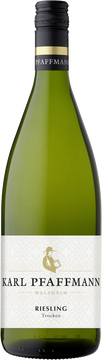 Aus dem Zusammenspiel des milden Klimas, der hervorragenden Böden und der durch den Pfälzer 
Wald geschützten geografischen Lage, erhalten wir die fruchtig-frische Art dieser säurefrischen Rebsorte. Bei unseren Liter-Riesling präsentiert sich dies in einer klaren, saftigen Pfirsichnote. Diese wiederum wird von einem knackigen, vollfruchtigen Apfel- und 
Birnen-Aroma ergänzt.