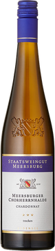 Der Meersburger Chorherrnhalde Chardonnay Großes Gewächs 2020 in einer Flasche mit dem Wappen des Staatsweinguts Meersburg
