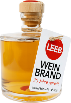 Glasklarer feingliedriger Traubenbrand mit lupenreinen Muskatnoten. Frisch, vanillig und voll die Hefe.