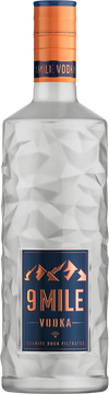 Kenner schätzen die gelungene Kombination aus zurückhaltender
Aromatik und eigenständigem Charakter. Mehrfach destilliert, erstklassiges
Ergebnis, 37,5% Alkohol. Hochwertigste Zutaten, kristallklares Wasser und
sorgfältig ausgewählte Getreidesorten strömen während der Herstellung
durch Granitsteine. Diese einzigartige Granitfiltration verleiht dem 9 MILE
VODKA eine unverfälschte Reinheit und den unnachahmlich puren Taste.