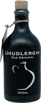 Durch unsere Verbundenheit mit dem Burgenland und der Liebe zum Uhudler, enstand 2016 die Idee zum Uhudler Gin. Nach 2 Jahren Entwicklung der Rezeptur, war es dann endlich soweit. Unser Uhudler Gin beinhaltet nur handerlesene Zutaten und wir verwenden ausschließelich "Isabella" Trauben aus der Uhudlerregion. Sogar das für den Herstellungsprozess benötigte Wasser wird von uns aus der Uhudlerregion verwendet. Man sagt es habe eine positive Wirkung. Das macht unseren Uhuhdler Gin so besonders. Jede Flasche ist „Handcrafted“!