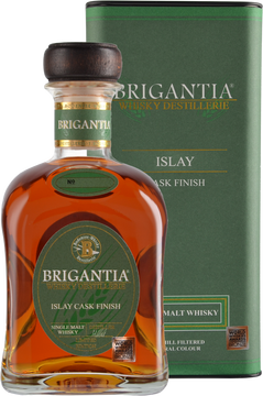 Der „Islay Cask Finish“ ruht in einem ehrwürdigen Whisky-Fass der Insel Islay – der Königin der schottischen Whisky-Inseln. Die Fässer sind sehr aromatisch und zeichnen sich durch eine besonders erdige, rauchige Note aus. Einen Hauch davon werden Sie mit Sicherheit in unserem „Islay Cask Finish“ spüren!