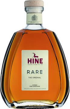 RARE THE ORIGINAL
40% vol. | 70 cl
Herkunftsbezeichnung Cognac Fine Champagne Contrôlée. Verschnitt von etwa zwanzig Branntweinen aus Trauben der Grande und Petite Champagne. Das gesamte Know-how des Hauses Hine ist in dieser Mischung, in diesem Blend konzentriert. Wie kein anderer verkörpert er den typischen Hine Stil: intensiv, fruchtig und elegant. Er interpretiert die fruchtigen Aromen, die für die Weißweine aus der Charente charakteristisch sind, insbesondere für die Rebsorten aus der Grande und Petite Champagne.

Der HINE RARE ORIGINAL zeigt sich fruchtbetont mit leichtem Holzeinfluss, einem breiten aromatischen Profil und samtigen Mundgefühl. Die Destillation erfolgt mit Hilfe von Hefe, danach ruht er in feinfaserigen Eichenfässern. Aromen von gerösteten Nektarinen, reifen Aprikosen und saftiger Melone inspirieren den ersten Schluck, der weich wie Brioche ist. Mit seinem Reifegrad und seiner aromatischen Fülle übertrifft er die VSOP-Kategorie und ist auf dem Weg zur XO Kategorie. Den Namen RARE erhielt