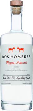 Dos Hombres Espandin Mezcal 
Der aus 100% Agave hergestellter Espadin Mezcal bietet einen ansprechenden Duft und einen reichen Geschmack, der den Gaumen anspricht und für die unverwechselbare Sanftheit von Dos Hombres steht. Ein zartes Aroma von Äpfeln und Espadin-Agave fallen als erstes auf. Dazu gesellen sich die frische fruchtige süße von Mango und lokalen Früchten – „Zapote“. Am Gaumen ist ebenso ein perfekt ausgewogener und sanfter Hinweis auf die Holzfässer, in denen der Mezcal fermentiert wird, erkennbar. Ein dezenter, fast unmerklicher rauchiger Abgang porträtiert das Vulkangestein und das Brennholz der traditionellen Erdöfen.