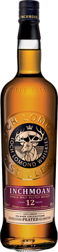 Inchmoan 12 Year Old Single Malt entsteht aus einer Kombination von Malt Whiskys aus unserer traditionellen Schwanenhalsbrennerei und unserer einzigartigen Straight Neck Pot Still, um einen unkonventionellen Torfcharakter mit viel Tiefe zu schaffen, der Rauch und Würzigkeit miteinander verbindet. Er reift 12 Jahre lang in einer Mischung aus wiederaufgefüllten Fässern aus amerikanischer Eiche und nachgefüllten Fässern aus amerikanischer Bourbon-Eiche, die ihm süße Vanille-Hintergrundnoten verleihen, die den weichen Torfstil von Loch Lomond's einzigartiger Destillieranlage. Verkostungsnotiz: Nase: Trockener, schwelender Torfrauch mit Vanillesirup und gebrochenem schwarzen Pfeffer. Geschmack: Süßer, medizinischer Torf und geräucherter Speck führen zu gerösteten Kaffeebohnen mit Gewürznoten von Nelken und Sternanis. Wärmende Würzigkeit verbindet sich mit grünem Apfel und Birne Fruchtcharakter entwickelt. Finish: Langer, wachsartiger Torf mit Zitrus-Hopfen-Note und Stachelbeere.