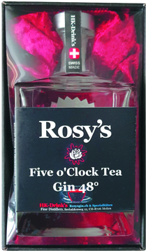 Rosy’s Five o’Clock Tea 
„Ein Kerl wie Samt und Seide“

Schon aussergewöhnlich, unsere bekannten Gins mit einem zusätzlichen Gin zu konkurrenzieren: Bei einem unseren vielen Gin Tastings brachte ein Kenner einen ausländischen Gin mit, der alle völlig überraschte. Einen Gin mit einer ganz neuen, bis dato unbekannten, Aromakomponente. Diese schmeckte, vor allem im Gin Tonic, derart neu und fantastisch, dass unsere übliche Gelassenheit dahin war – so lange bis zur glücklichen Geburt von Rosy’s Fife o’Clock Tea.