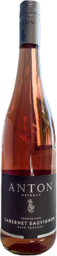 Bekannt für die grünen und pfeffrigen Noten
präsentiert sich Cabernet Sauvignon in einem erfrischenden jugendlichen Stil. Helle Frucht, ausgeprägte Mineralik und spannende Astringenz prägen diesen frischen
Rosé-Wein. Genießen Sie den jungen Rosé-Rockstar solo oder
auch zu gegrilltem Gemüse, Carpaccio oder Lachs.