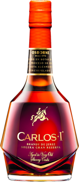 Der Carlos I von Osborne ist ein seidig-weicher Brandy aus Andalusien, dem Süden Spaniens. Seine Reife erlangt Carlos I im Solera-Verfahren, welches im Falle von Brandy de Jerez ausschließlich aus ehemalgien Sherry-Fässern bestehen darf. »Carlos I Solera Gran Reserva« Brandy zeichnet sich besonders durch seine satte Bernsteinfarbe aus, die mit kräftigen goldenen Akzenten durchzogen ist. Am Gaumen ist er intensiv-aromatisch mit Noten von Vanille und Kakao, geschmacklich anhaltend, ausgewogen und komplex.