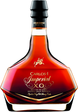 Der Carlos I Imperial ist ein spanischer Brandy von allerhöchster Qualität. Bis zu 20 Jahre lagern einzelne Destillate im Eichenholzfass. Er überzeugt mit reichhaltigen, weichen Noten von Walnuss, Feige und Haselnuss, abgerundet von intensiven Eichennoten.