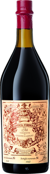 DER ERFINDER DES VERMOUTHS

Antica Formula ist der italienische Vermouth par excellence und gilt als der erste Bitter-Apéritif der Geschichte. Das Rezept von 1786 dient auch heute noch zur Herstellung des Antica Formula. Dazu werden selektierte Moscato Weine aus dem Piemont mit Weißweinen aus Süditalien verblendet und mit einer Vielzahl von ausgewählten Gebirgskräutern angereichert.In der Nase besticht dieser Bitter mit Noten von Vanille und Safran, sowie Aromen von Mandeln und Rosinen. Diese Eindrücke spiegeln sich auch im Geschmack wider. Den idealen Trinkgenuss haben Sie bei Zimmertemperatur. Genießen Sie den Antica Formula als Aperitif oder als Zutat für Cocktails, wie z. B. den Negroni.