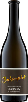 Der Chardonnay aus der Lage Abenheimer Klausenberg ist für unsere Weinregion eine Auszeichnung. Das südliche Klima hier im Wonnegau ermöglicht es uns, diesen reifen, fruchtigen Chardonnay zu ernten.
Beim Prozess wurde dieser Wein auf der Maische vergoren. Nach dem schonenden Abpressen konnte er in einem großen, alten Eichenholzfass 10 Monate heranreifen. Das Ergebnis ist ein wahrhaftiges Meisterprodukt der Natur, bei dem Körper, Säure und Holz eine perfekte Balance entstehen lassen. Ein Charmeur im Glas!
Der 2020er Abenheimer Klausenberg Chardonnay ist ein absoluter Feingeschmack und eignet sich perfekt als Speisebegleitung.