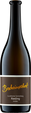 Der Riesling ist eine Weinsorte mit hohen Ansprüchen. Optimal hergestellt, führt er zu einem traumhaften Genuss auf dem Gaumen.
Zum ersten Mal ist dieser trockene Riesling in unserem Weinangebot. Der Gundheimer Sonnenberg ist mit seinem tiefgründigen Löss-Lehmboden und etwas Kalkmerkel sowie sehr guten Speicherfähigkeiten für Nährstoffe und Bodenwasser perfekt dafür. Da sich der Boden mäßig erwärmt, reift der Riesling hier langsam, aber zur vollen Frucht aus.
Die Trauben für diesen edlen Tropfen waren handverlesen, denn nur die besten, gesündesten und reifsten Weinbeeren durften in diesen Wein, der partiell zu 25% spontan vergoren und zu 75% maischevergoren wurde. Nach dieser Gärung lagerte der Riesling vom Sonnenberg für mindestens acht Monate in einem großen, alten Eichenholzfass.
Dadurch kommt die präsente und brillante Frucht zum Vorschein. Ein kompakter, dichter Riesling mit geschliffener Säure. Dieser Wein ist ein Synonym für ein unvergessliches Geschmackserlebnis. Klar und rein, Trinkgenuss pur!
Von Ha