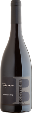 Grandios kraftvoll, mit schmelziger Textur und intensiven Aromen von dunklen Beeren mit einem Hauch Kaffee und Tabak. Die 18-monatige Veredelung im Barrique binden die Tannine harmonisch ein und bringen Reife und Struktur. Gewachsen auf bester Einzellage und von Hand selektiert.