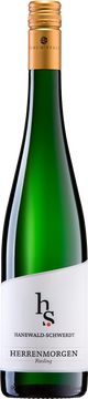 Höchst gelegener, tiefgründiger, von Kalkmergel dominierter Weinberg mit den ältesten Weinreben. Mineralischer, druckvoller, von einer kühlen Eleganz getragener Riesling mit Spannung und Lagerungspotenzial. Der LEISTADTER HERRENMORGEN RIESLING ist die Antwort auf die weiter südlich und tiefer liegenden Lagenrieslinge aus Deidesheim und Ruppertsberg. Im Herrenmorgen stehen die ältesten Riesling Reben des Weinguts und schon immer zählt die Lage zu den Besten eines Jahrgangs. Im Vergleich zum Herzfeld ist hier der Boden etwas kraftvoller, mit Mergel durchzogen. Die Rieslinge von hier bestechen durch ihre feingliedrig strukturierte Frucht, eine kühle elegante Art, die sich dennoch kräftig und druckvoll präsentiert.