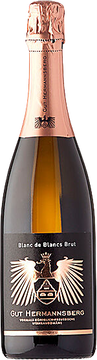 Zarter Duft nach Aprikose, Birne und weißen Blüten - leicht beschwingt, duftig und mit toller Eleganz so präsentiert sich dieser Neuzugang. Am Gaumen bezaubert der Blanc de Blancs durch eine cremige Textur und intensiver, feiner Fruchtaromatik nach Aprikose und Pfirsich. Der Geschmack ist langanhaltend und erfrischend. Eine schöne Perlage sorgt für Trinkvergnügen.