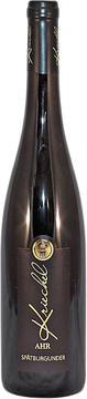 Dieser dichte Spätburgunder hat ein dunkles Purpurrot. Die Aromen sind sauber, von hoher Intensität und erinnern an schwarzen Pfeffer und grüne Paprika. Röstaromen begleiten die typischen Pinot Noir-Noten (Kirsche) und einer wunderbaren Mineralität (Löss-Lehmboden).
Im Mund trocken und körperreich mit feiner Säure und gut eingebundenen Tanninen. Ein
sehr eleganter Wein für den ausgezeichneten Genuss. Dieser besondere Spätburgunder von
alten Reben kommt aus einer der besten Steilstlagen des
Ahrtals. Er ist ein sehr fassettenreicher Burgunder, bei dessen Genuss es niemals langweilig wird.