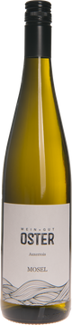 Auxerrois (Gelber Burgunder): 
Gewachsen auf Rotem Schiefer an einem Südwesthang in der Lage Ellerer Bienenlay an der Mosel, bekommt dieser Wein seine einzigartige Stilistik.
Durch seine feinen Burgundernoten mit einem Hauch an Mineralität, wird dieser Wein zu einem Gaumenschmeichler. Seine harmonisch - weichen Säuren lassen den Wein sehr rund wirken.
Sehr gut passt der Auxerrois zu frischem Gemüse, Fisch, Hühnerfleisch oder zu Knabbereien auf der Terrasse.