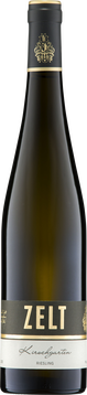 Beim Kirschgarten kann man eigentlich auch von der Laumersheimer Paradelage sprechen, weil
Sie unsere älteste und berühmteste Weinbergslage ist. Der Boden ist geprägt von klassischem
Kalkmergel wie er auch in den besten Lagen des Burgunds zu finden ist. Unsere beste Parzelle
befindet sich im Kernstück des Kirschgartens. Dort gibt es kaum humifizierten Boden, so dass der
Kalksteinfels unmittelbar unter der Oberfläche ansteht. Die Reben stehen somit direkt im Fels und
wachsen dementsprechend schwach. Dadurch ist der Ertrag der Reben sehr gering. Da die Wurzeln
direkten Kontakt zum Kalkstein haben, wird dementsprechend viel von den Mineralstoffen in die
Trauben transportiert. Der Riesling aus dem Kirschgarten strotzt nur so von Struktur, so dass der
Kalk auf der Zunge regelrecht schmeck bar ist. Die Weine sind absolute Langstreckenläufer.

DIE LAGE KIRSCHGARTEN
Es handelt sich um die älteste und berühmteste Weinbergslage in Laumersheim. Ein Abzweig des weltbekannten
Klosters zu Lorsch, genannt „Zum Kirschgarten“