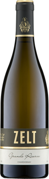Der Standort des Laumersheimer Kirschgarten passt zum Chardonnay quasi wie die Faust aufs Auge, da der Boden
vom klassischen Kalkmergel geprägt ist wie er auch in den besten Lagen des Burgunds zu finden ist. Unsere
beste Parzelle befindet sich im Kernstück des Kirschgartens. Dort gibt es kaum humifizierten Boden, so dass der
Kalksteinfels unmittelbar unter der Oberfläche ansteht. Die Reben stehen somit direkt im Fels und wachsen
dementsprechend schwach. Dadurch ist der Ertrag der Reben sehr gering. Da die Wurzeln direkten Kontakt
zum Kalkstein haben, wird dementsprechend viel von den Mineralstoffen in die Trauben transportiert. Der
Chardonnay wird ganz klassisch in teils neuen und teils gebrauchten Barriques ausgebaut. Durch den
Einsatz von Fässern mit einer sehr schwachen Toastung sind so gut wie keine Röstnoten erkennbar. Im
Vordergrund stehen Kühle und frische Aromen gepaart mit einer komplexen und kalkigen Struktur.