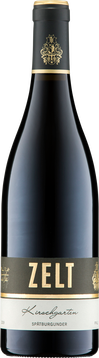 Auf Kalk können große Spätburgunder entstehen. Da bietet der Laumersheimer Kirschgarten die optimalen
Voraussetzungen. Er ist geprägt vom klassischen Kalkmergel wie er auch in den besten Lagen des Burgunds zu
finden ist. Unsere beste Parzelle befindet sich im Kernstück des Kirschgartens. Dort gibt es kaum humifizierten
Boden, so dass der Kalksteinfels unmittelbar unter der Oberfläche ansteht. Die Reben stehen somit direkt im
Fels und wachsen dementsprechend schwach. Dadurch ist der Ertrag der Reben sehr gering. Da die Wurzeln
direkten Kontakt zum Kalkstein haben, wird dementsprechend viel von den Mineralstoffen in die Trauben
transportiert. Der Spätburgunder aus dem Kirschgarten spiegelt den Boden in seiner kargen Art wieder.
Daneben besitzt er enorme Kraft, die in der zupackenden Säure ihren Gegenspieler findet. Somit bleibt er
spannend und lebendig. Es ist außerdem ein Pinot mit enormen Entwicklungspotential.