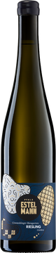 Die über 40 Jahre alten Reben stehen auf schwerem Kalkfelsboden, dies verleiht dem Riesling ein kräftiges Aroma nach getrockneten, gelben Früchten. Der lange, opulente Abgang wird durch eine frische Säure durchbrochen, die dem Wein eine unnachahmliche Spannung verleiht.